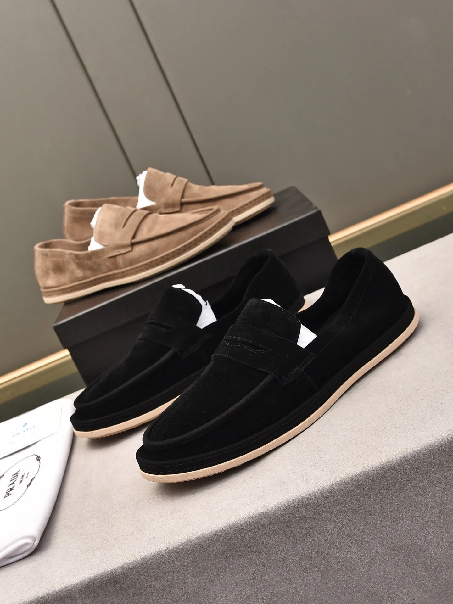 👟👟👟Men's Shoes💰P420 🆕🔥New Updates🔥👟PRADA (Prada) new products are released, imported soft cowhide, fashionable to allow air to penetrate the entire shoe, and the awesome shoes [strong] bring an extremely comfortable and breathable feeling! Beautiful inside and out! Exquisite workmanship, top-grade cowhide material, 😌Number: 38~44, black and white color options.
